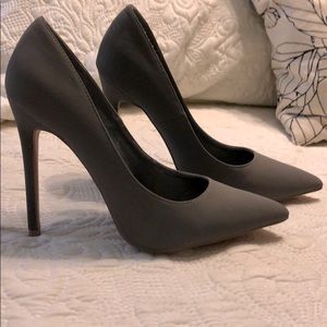 Grey pumps